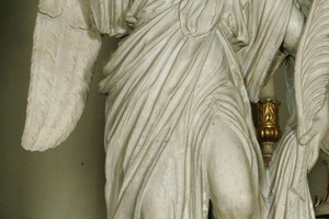 Angelo dell'altare maggiore in pietra
