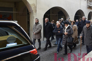 Il corteo funebre lascia la sede del Cuamm in via San Francesco