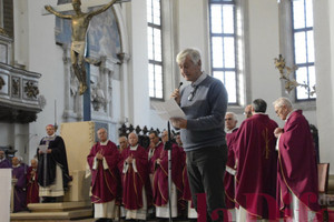 Il giornalista Piero Badaloni mentre legge una preghiera all'inizio della cerimonia