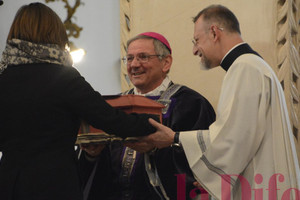 Il vescovo accoglie i doni portati all'altare durante l'offertorio