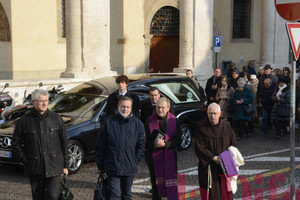 L'arrivo in piazza Duomo. Ai sacerdoti si è aggiunto il parroco di Sant'Anna di Piove di Sacco, don Giorgio De Checchi