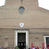 Corsia rossa e nuovo stemma. La cattedrale è "vestita a festa"