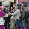 Tutti vogliono stringere la mano al vescovo