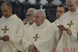 Al centro, mons Pietro Brazzale che sta per lasciare il ruolo di rettore della chiesa del Corpus Domini a don Nicola Tonello (a destra)
