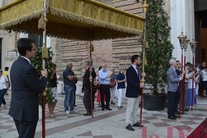 All'esterno il baldacchino attende il Santissimo portato in processione nelle mani del vescovo Cipolla