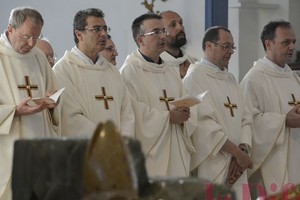 Da sinistra, padre Oliviero Svanera, rettore della Basilica del Santo, e poi i vicari don Marco Cagol, don Leopoldo Voltan e don Giuliano Zatti