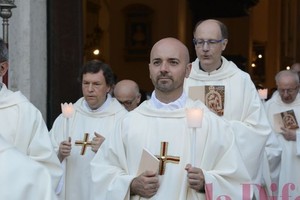 Don Enrico Luigi Piccolo, parroco a San Giuseppe e, dietro di lui, don Leonardo Scandellari e don Cristiano Arduini