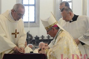 Il vescovo pone la sua firma sull'atto costitutivo della Fondazione Nervo-Pasini di cui faranno parte le Cucine popolari