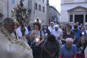 La gente all'esterno della chiesa attende il passaggio del Santissimo
