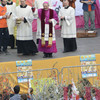 Il vescovo benedice la folla