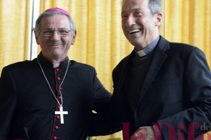 Il sorriso del vescovo Claudio e del vescovo eletto Renato