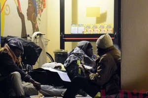 Verso la mezzanotte, una nota annuncia - Per ragioni umanitarie i richiedenti asilo sono stati ospitati per la notte in un locale della parrocchia