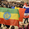 Giovani con le bandiere tra i partecipanti, simbolo di una chiesa capace di «far posto», dio accogliere