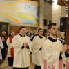 L'ingresso in chiesa accompagnato dai canti del coro di Villatora