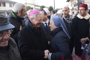 L'abbraccio del vescovo con suor Francesca Fiorese