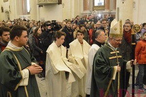 L'arrivo del vescovo per la messa ad Agna