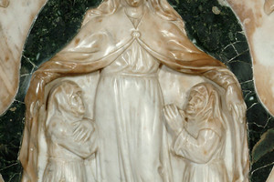 La Madonna della misericordia scolpita sul paliotto dell'altare a Castelbaldo