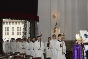 Dopo don Claudio,hanno attraversato la porta santa i fedeli della città assieme ai rappresentanti di tutte le parrocchie della diocesi.