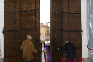 Ecco l'istante esatto in cui don Claudio apre la porta della misericordia in cattedrale a Padova