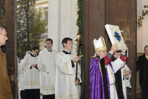 Il breve pellegrinaggio dal seminario maggiore culmina con l'ingresso in duomo del vescovo che ostende il vangelo 