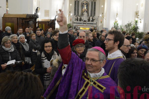 Il vescovo benedice l'assemblea