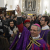 Il vescovo benedice l'assemblea