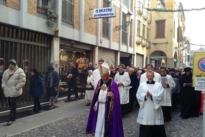 Il vescovo Cipolla percorre via Barbarigo