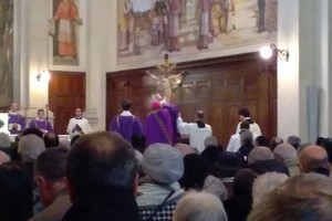 Il vescovo Claudio incensa il Crocifisso che aprirà il pellegrinaggio alla Cattedrale