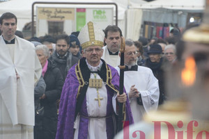 L'arrivo del vescovo Claudio in piazza Duomo