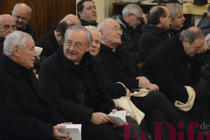 Seduto con gli altri sacerdoti anche il vescovo emerito Antonio Mattiazzo. Qui conversa con il riconfermato vicario generale don Paolo Doni