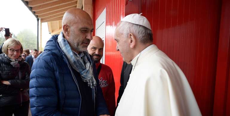 Il papa ha incontrato anche il sindaco di Amatrice Sergio Pirozzi