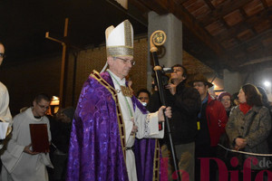 Il vescovo è il primo a entrare nel santuario che ora è a tutti gli effetti chiesa giubilare