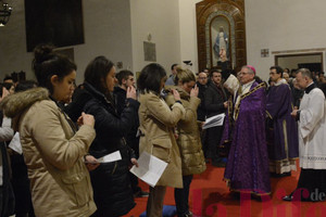 Quindi il vescovo Claudio benedice i fedeli