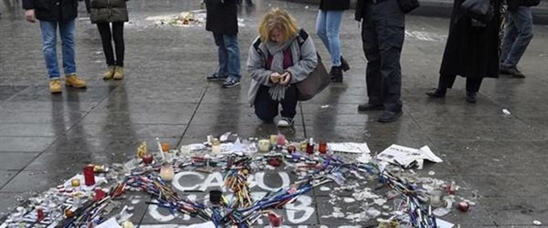 Attentato a Parigi: un poliziotto ucciso, due feriti. In Francia torna la paura
