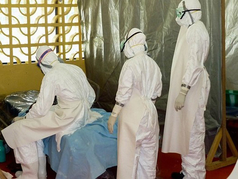 Ebola, Africa al collasso: cliniche strapiene, non bastano i medicinali