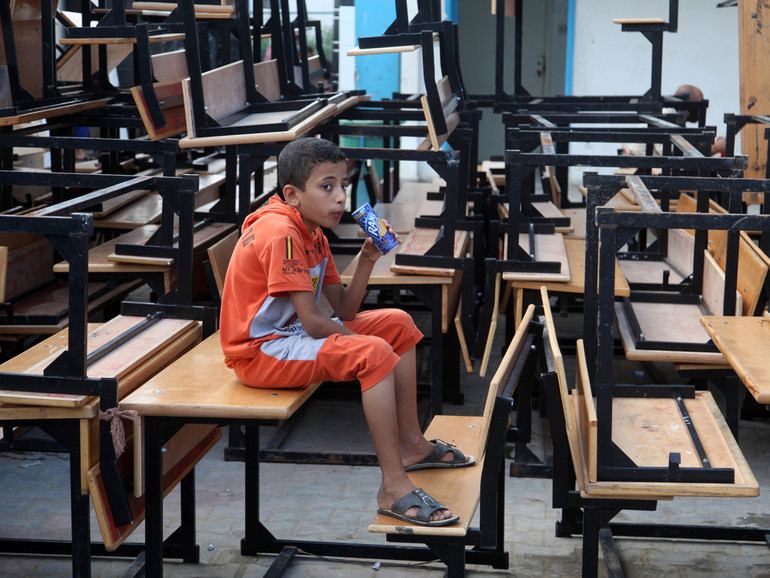Riaprono le scuole anche a Gaza. Ma quei banchi vuoti...