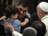 Papa Francesco: ai familiari delle vittime di Nizza: "Rispondiamo al demonio con amore e perdono"
