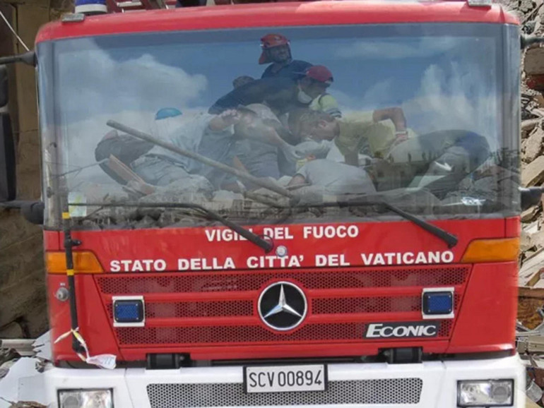 Terremoto in Centro Italia. Vigili del fuoco e Gendarmeria vaticana: gli "angeli" di Papa Francesco in aiuto alla popolazione