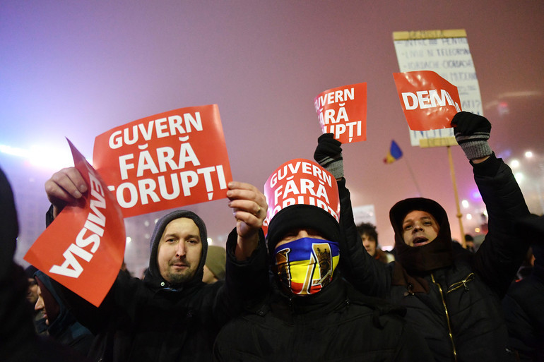 La Romania in piazza, il governo cede: «Una prova di maturità popolare contro la corruzione della politica» La Romania in piazza, il governo cede: «Una prova di maturità popolare contro la corruzione della politica»