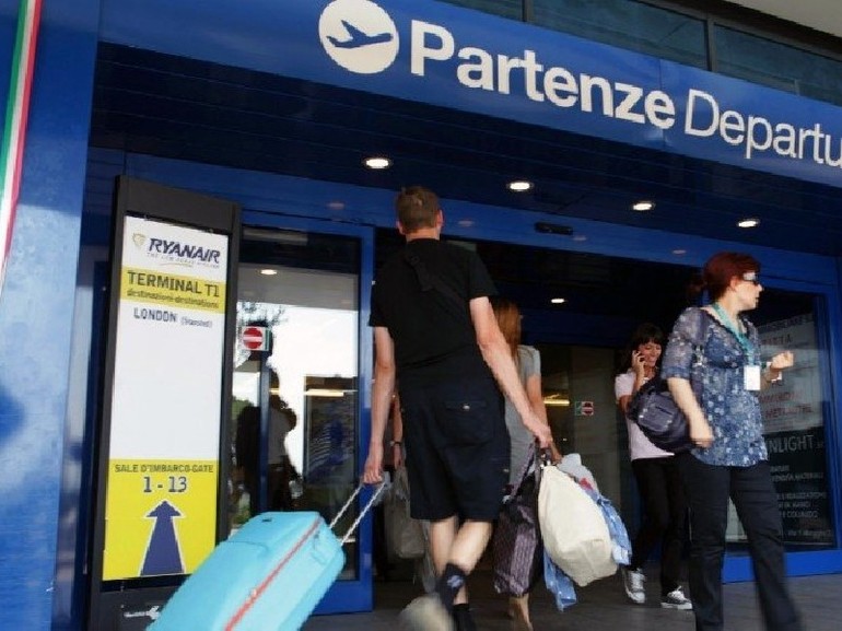 La nuova emigrazione giovanile: "viaggiare allarga la mente, ma così l'Italia spreca i suoi talenti"