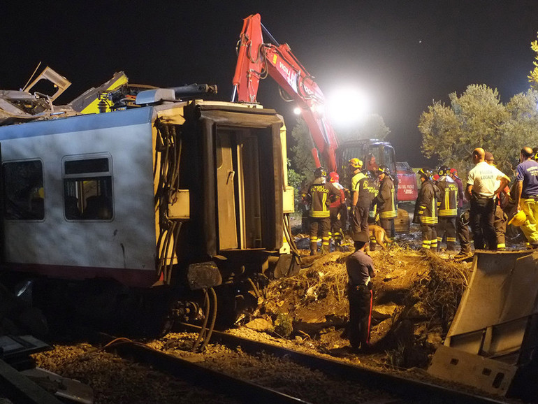 Scontro fra treni in Puglia, appello a donare il sangue Scontro fra treni in Puglia, appello a donare il sangue