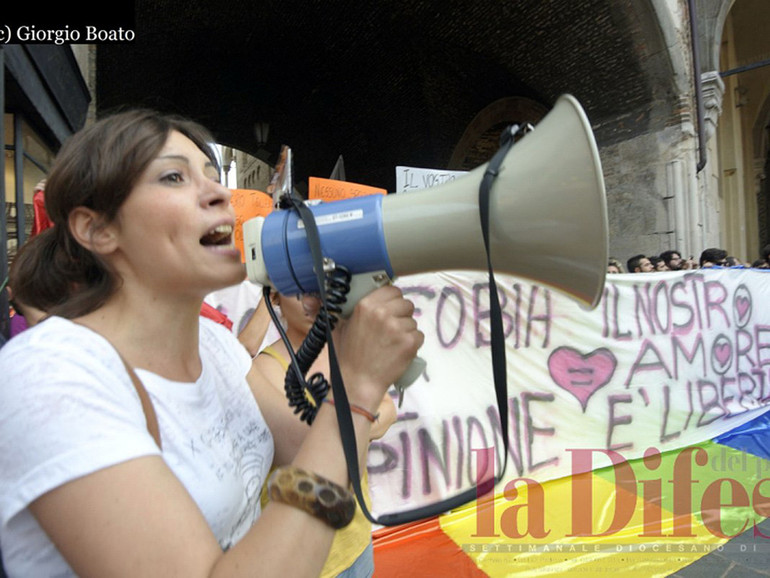 "Sentinelle in piedi" aggredite e insultate nelle piazze d’Italia