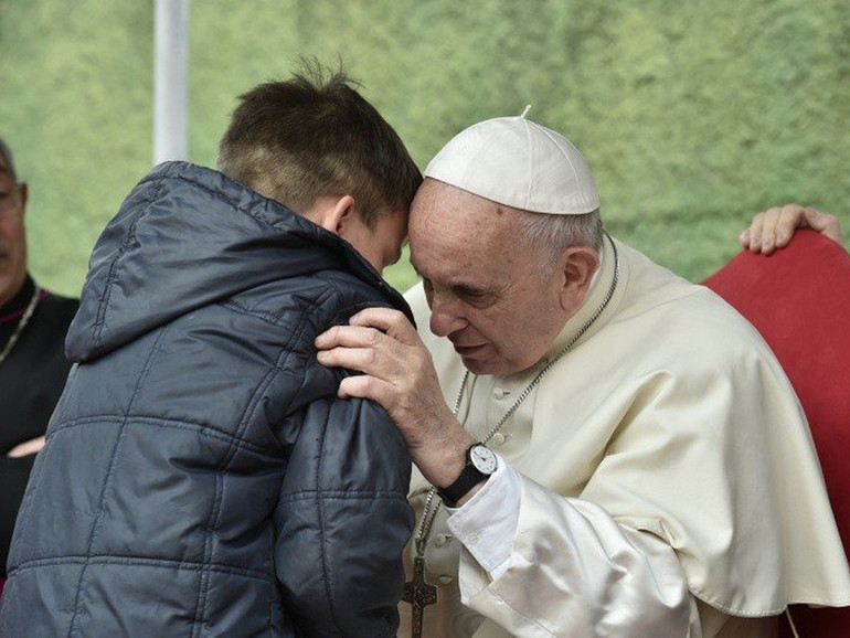 Papa a Corviale: ai bambini, “Dio ha un cuore di papà”