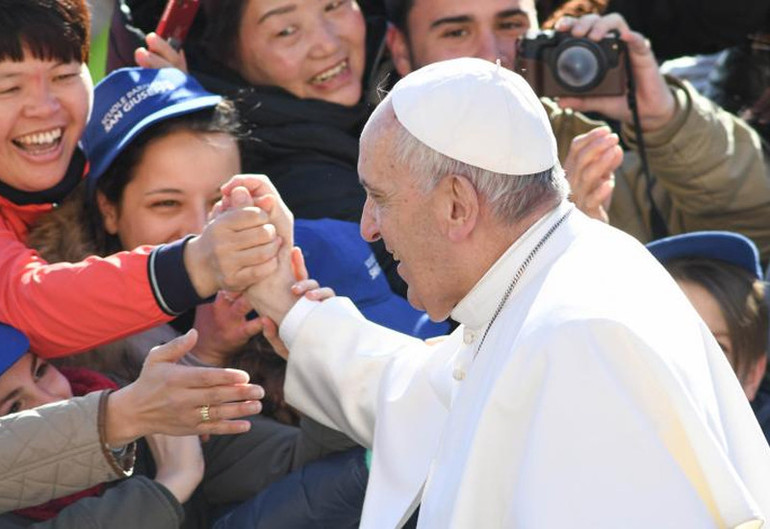 Papa Francesco: i “santi della porta accanto”, vicini ai migranti e alla dignità di ogni vita umana