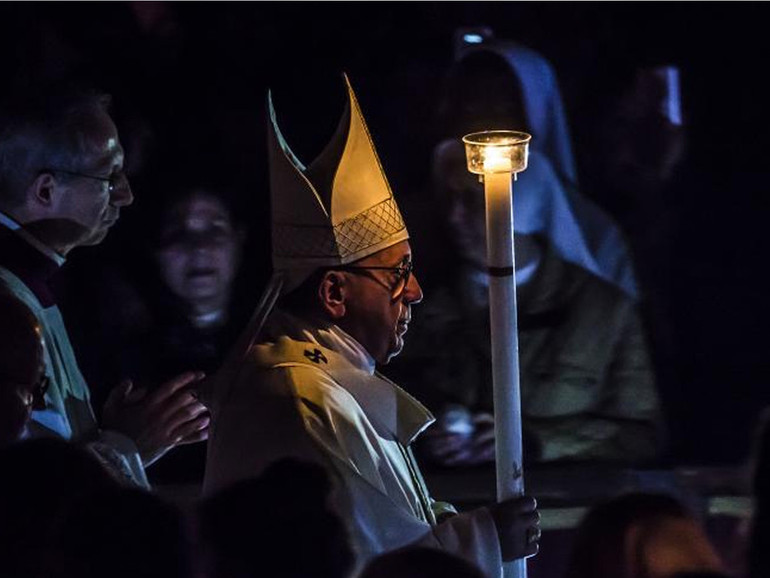Papa Francesco: Veglia di Pasqua, “è la notte del discepolo ammutolito, frastornato, ottenebrato”
