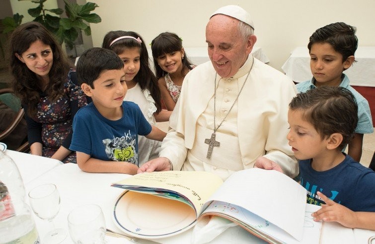 Il papa a pranzo con i 21 rifugiati portati a Roma da Lesbo in aprile