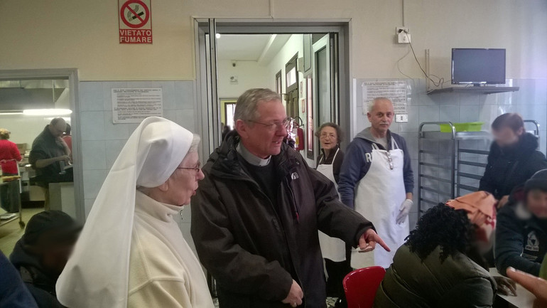Il vescovo Claudio alle cucine popolari: «Sono venuto tra amici»