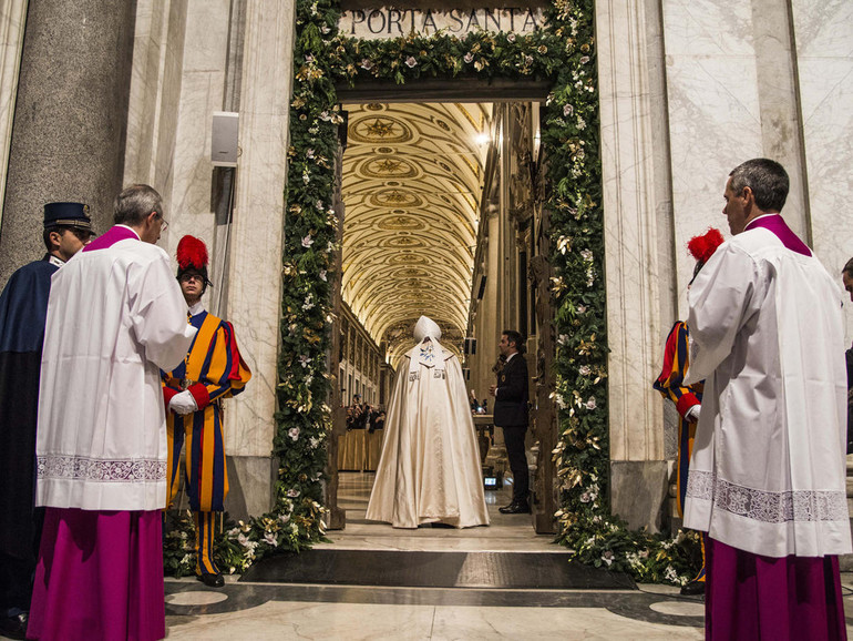 Papa Francesco ha aperto la porta santa a Santa Maria Maggiore