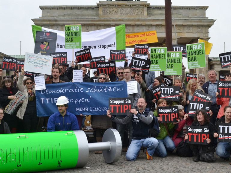 Ttip, nuovo round negoziale a New York. La protesta: «Basta con il muro di silenzio» Ttip, nuovo round negoziale a New York. La protesta: «Basta con il muro di silenzio»