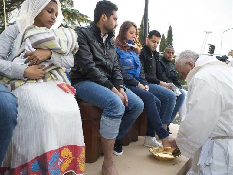 Nei gesti del papa, l'invito a una vera pace